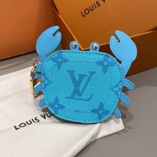 官网新品 热卖Louis Vuitton 路易威登lv 小螃蟹耳机包钥匙扣挂件挂饰 Lv钥匙包蓝牙耳机包 可放耳机 零钱 官网新品 热卖Louis Vuitton 路易威登lv 小螃蟹耳机包钥匙扣挂件挂饰 Lv钥匙包蓝牙耳机包 可放耳机 零钱