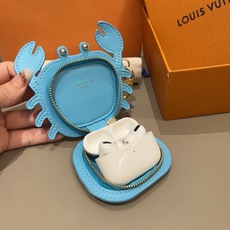 官网新品 热卖Louis Vuitton 路易威登lv 小螃蟹耳机包钥匙扣挂件挂饰 Lv钥匙包蓝牙耳机包 可放耳机 零钱 官网新品 热卖Louis Vuitton 路易威登lv 小螃蟹耳机包钥匙扣挂件挂饰 Lv钥匙包蓝牙耳机包 可放耳机 零钱