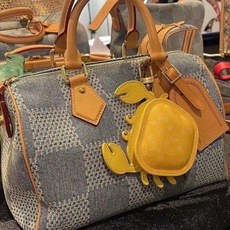 官网新品 热卖Louis Vuitton 路易威登lv 小螃蟹耳机包钥匙扣挂件挂饰 Lv钥匙包蓝牙耳机包 可放耳机 零钱 官网新品 热卖Louis Vuitton 路易威登lv 小螃蟹耳机包钥匙扣挂件挂饰 Lv钥匙包蓝牙耳机包 可放耳机 零钱