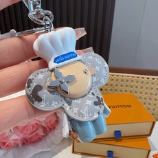 路易威登LV钥匙扣包包挂饰M01467 Vivienne 形象戴上路易威登标识厨师帽、手持擀面杖,并为 Monogra 路易威登LV钥匙扣包包挂饰M01467 Vivienne 形象戴上路易威登标识厨师帽、手持擀面杖,并为 Monogra