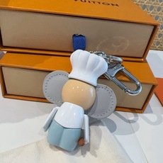 路易威登LV钥匙扣包包挂饰M01467 Vivienne 形象戴上路易威登标识厨师帽、手持擀面杖,并为 Monogra 路易威登LV钥匙扣包包挂饰M01467 Vivienne 形象戴上路易威登标识厨师帽、手持擀面杖,并为 Monogra