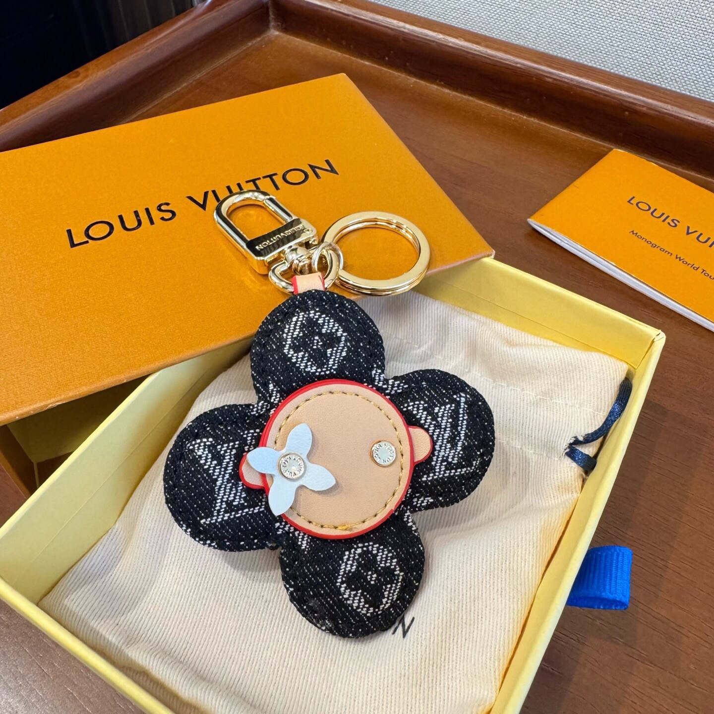 🔥LOUIS VUITTON新款包饰与钥匙扣。LV薇薇安太阳花包包挂件 手机壳挂件 可满足各种时尚品味的实用配饰。凸显时