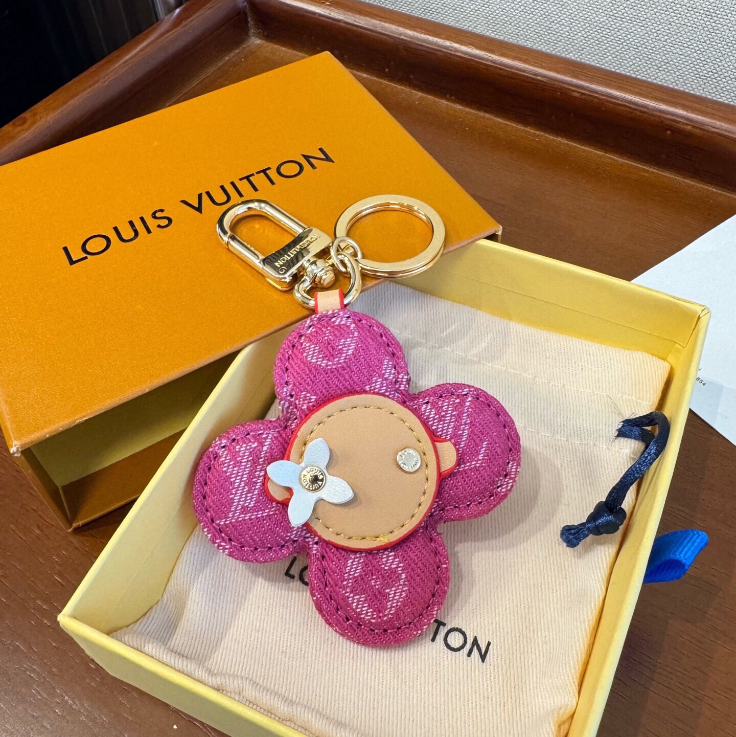 🔥LOUIS VUITTON新款包饰与钥匙扣。LV薇薇安太阳花包包挂件 手机壳挂件 可满足各种时尚品味的实用配饰。凸显时