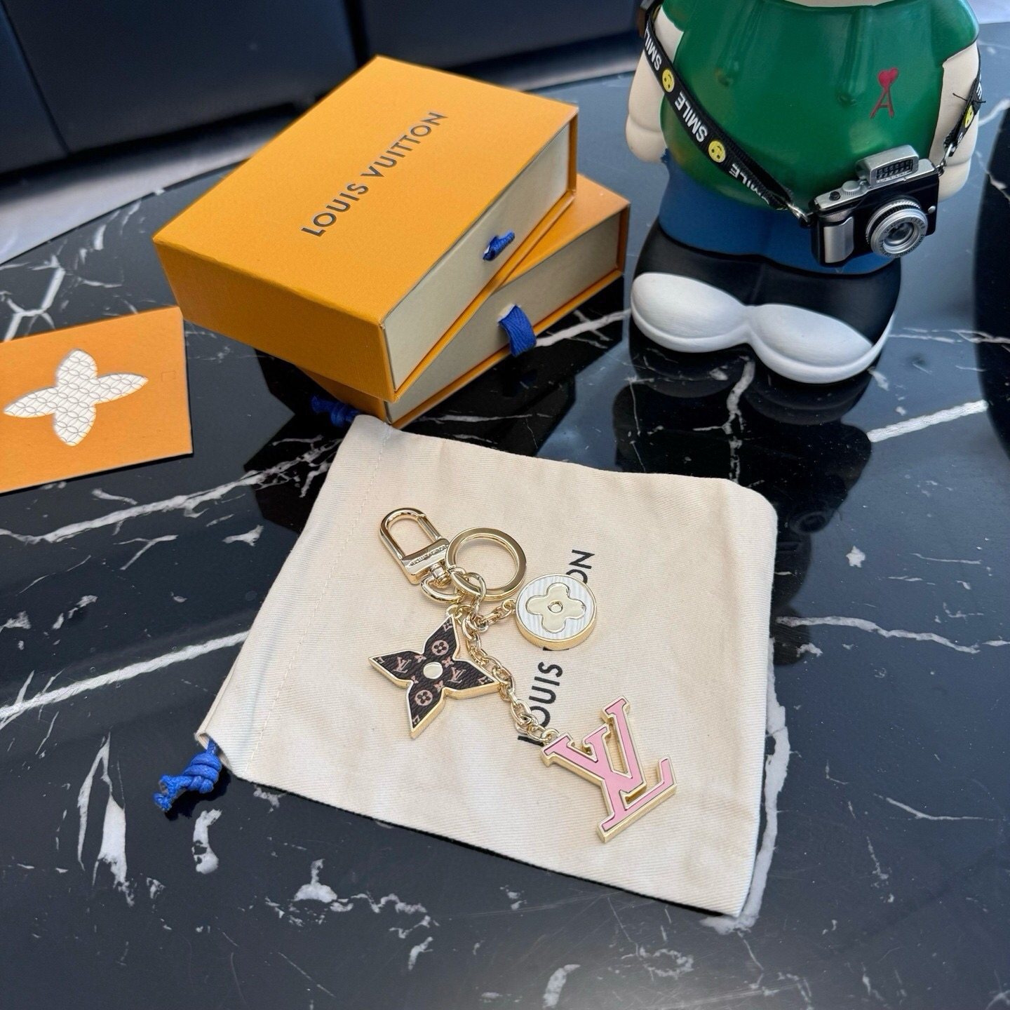 🔥Lv 钥匙扣包挂件 SPring Street Chain 包饰将 Monogram 花卉和 LV 字母等经典元素化为