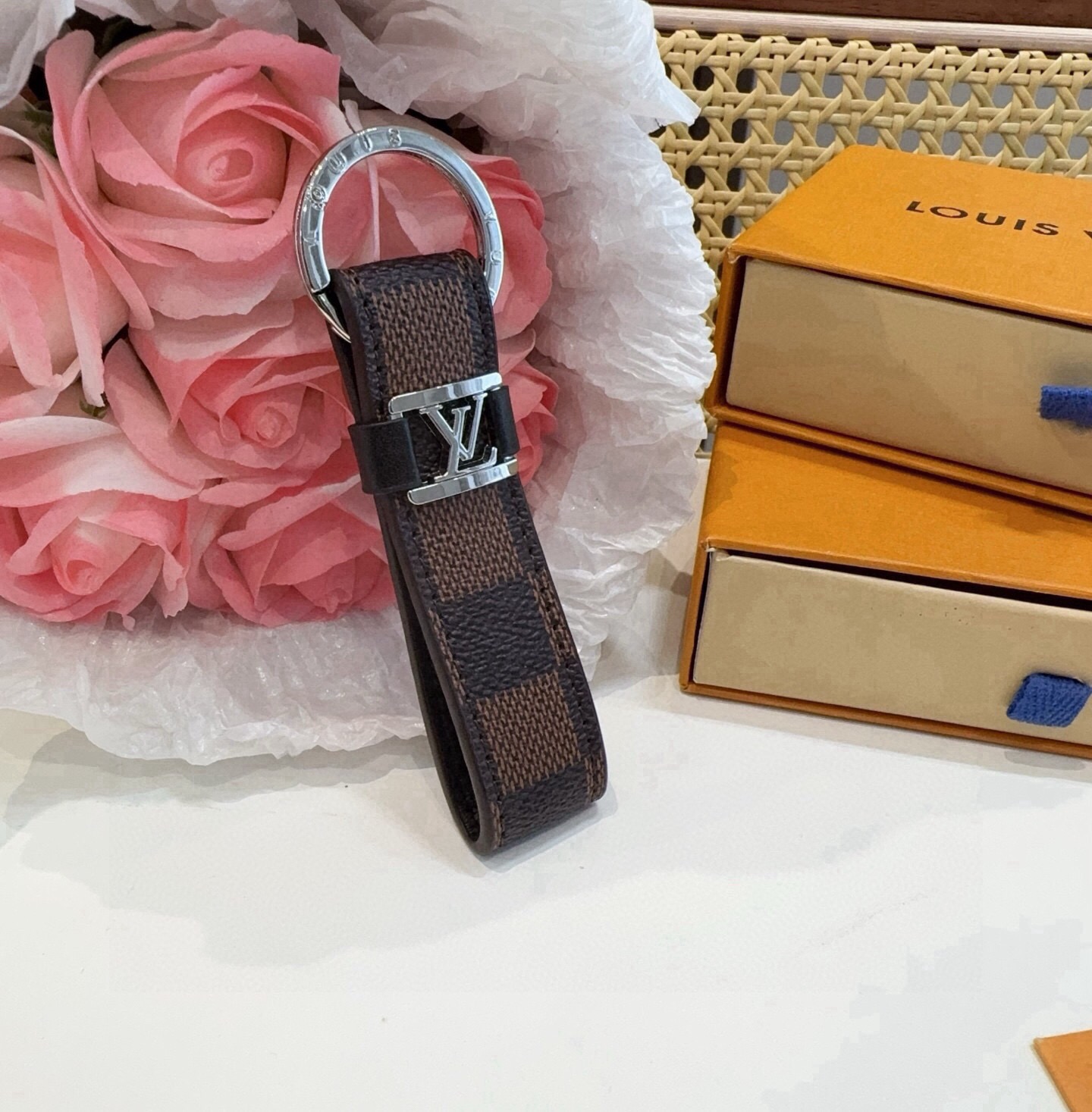 🔥 LOUIS VUITTON 官网款 LV皮绳钥匙扣  挂饰 车钥匙挂件 PU材质  原版logo 确实精致 手感真的