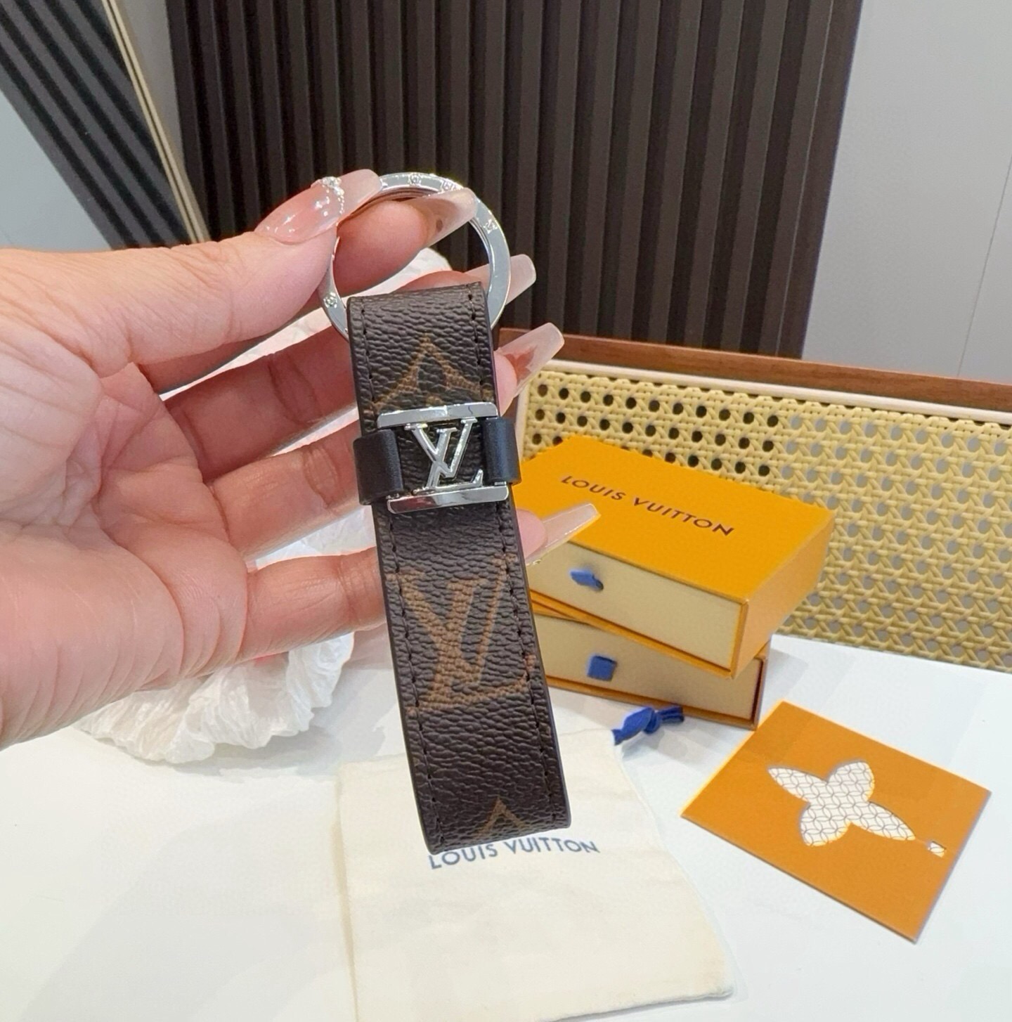 🔥 LOUIS VUITTON 官网款 LV皮绳钥匙扣  挂饰 车钥匙挂件 PU材质  原版logo 确实精致 手感真的