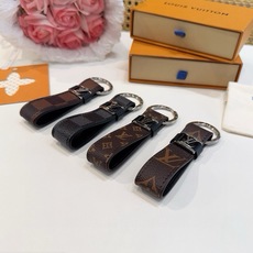🔥 LOUIS VUITTON 官网款 LV皮绳钥匙扣 挂饰 车钥匙挂件 PU材质 原版logo 确实精致 手感真的 🔥 LOUIS VUITTON 官网款 LV皮绳钥匙扣 挂饰 车钥匙挂件 PU材质 原版logo 确实精致 手感真的