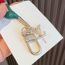 🔥LV 钥匙扣 包包挂件x TM LV Cerise 包饰出自路易威登 村上隆复刻系列,以莹泽金属和有机玻璃演绎趣味设计 🔥LV 钥匙扣 包包挂件x TM LV Cerise 包饰出自路易威登 村上隆复刻系列,以莹泽金属和有机玻璃演绎趣味设计