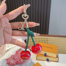 🔥LV 钥匙扣 包包挂件x TM LV Cerise 包饰出自路易威登 村上隆复刻系列,以莹泽金属和有机玻璃演绎趣味设计 🔥LV 钥匙扣 包包挂件x TM LV Cerise 包饰出自路易威登 村上隆复刻系列,以莹泽金属和有机玻璃演绎趣味设计