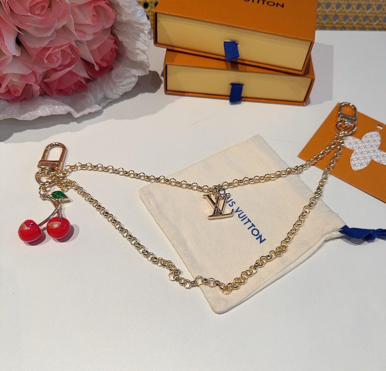 LV x TM LV Cerise 包包链条 包挂饰 钥匙扣 出自路易威登x村上隆复刻系列，为双链条设计融入LV字母和明