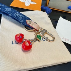 🔥 lv钥匙扣 包包挂件 LV xTM Denim Cerise Dragonne 包饰出自路易威登 × 村上隆复刻系列 🔥 lv钥匙扣 包包挂件 LV xTM Denim Cerise Dragonne 包饰出自路易威登 × 村上隆复刻系列