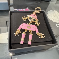 🔥CHANEL香奈儿外星人钥匙扣挂件 ~包包挂饰车钥匙挂件 珐琅搭配金属双C奢华与趣味并存。随身挂包/钥匙,解锁好运与财 🔥CHANEL香奈儿外星人钥匙扣挂件 ~包包挂饰车钥匙挂件 珐琅搭配金属双C奢华与趣味并存。随身挂包/钥匙,解锁好运与财