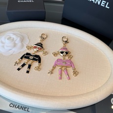 🔥CHANEL香奈儿外星人钥匙扣挂件 ~包包挂饰车钥匙挂件 珐琅搭配金属双C奢华与趣味并存。随身挂包/钥匙,解锁好运与财 🔥CHANEL香奈儿外星人钥匙扣挂件 ~包包挂饰车钥匙挂件 珐琅搭配金属双C奢华与趣味并存。随身挂包/钥匙,解锁好运与财