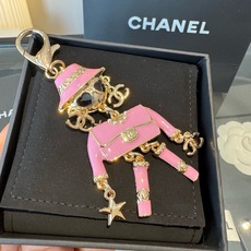 🔥CHANEL香奈儿外星人钥匙扣挂件 ~包包挂饰车钥匙挂件 珐琅搭配金属双C奢华与趣味并存。随身挂包/钥匙,解锁好运与财 🔥CHANEL香奈儿外星人钥匙扣挂件 ~包包挂饰车钥匙挂件 珐琅搭配金属双C奢华与趣味并存。随身挂包/钥匙,解锁好运与财