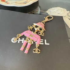 🔥CHANEL香奈儿外星人钥匙扣挂件 ~包包挂饰车钥匙挂件 珐琅搭配金属双C奢华与趣味并存。随身挂包/钥匙,解锁好运与财 🔥CHANEL香奈儿外星人钥匙扣挂件 ~包包挂饰车钥匙挂件 珐琅搭配金属双C奢华与趣味并存。随身挂包/钥匙,解锁好运与财