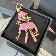🔥CHANEL香奈儿外星人钥匙扣挂件 ~包包挂饰车钥匙挂件 珐琅搭配金属双C奢华与趣味并存。随身挂包/钥匙,解锁好运与财 🔥CHANEL香奈儿外星人钥匙扣挂件 ~包包挂饰车钥匙挂件 珐琅搭配金属双C奢华与趣味并存。随身挂包/钥匙,解锁好运与财