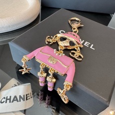 🔥CHANEL香奈儿外星人钥匙扣挂件 ~包包挂饰车钥匙挂件 珐琅搭配金属双C奢华与趣味并存。随身挂包/钥匙,解锁好运与财 🔥CHANEL香奈儿外星人钥匙扣挂件 ~包包挂饰车钥匙挂件 珐琅搭配金属双C奢华与趣味并存。随身挂包/钥匙,解锁好运与财