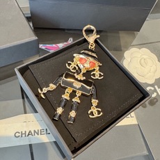 🔥CHANEL香奈儿外星人钥匙扣挂件 ~包包挂饰车钥匙挂件 珐琅搭配金属双C奢华与趣味并存。随身挂包/钥匙,解锁好运与财 🔥CHANEL香奈儿外星人钥匙扣挂件 ~包包挂饰车钥匙挂件 珐琅搭配金属双C奢华与趣味并存。随身挂包/钥匙,解锁好运与财