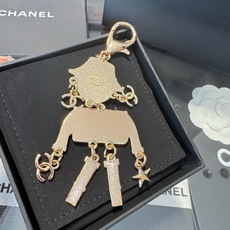 🔥CHANEL香奈儿外星人钥匙扣挂件 ~包包挂饰车钥匙挂件 珐琅搭配金属双C奢华与趣味并存。随身挂包/钥匙,解锁好运与财 🔥CHANEL香奈儿外星人钥匙扣挂件 ~包包挂饰车钥匙挂件 珐琅搭配金属双C奢华与趣味并存。随身挂包/钥匙,解锁好运与财