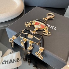 🔥CHANEL香奈儿外星人钥匙扣挂件 ~包包挂饰车钥匙挂件 珐琅搭配金属双C奢华与趣味并存。随身挂包/钥匙,解锁好运与财 🔥CHANEL香奈儿外星人钥匙扣挂件 ~包包挂饰车钥匙挂件 珐琅搭配金属双C奢华与趣味并存。随身挂包/钥匙,解锁好运与财