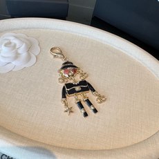 🔥CHANEL香奈儿外星人钥匙扣挂件 ~包包挂饰车钥匙挂件 珐琅搭配金属双C奢华与趣味并存。随身挂包/钥匙,解锁好运与财 🔥CHANEL香奈儿外星人钥匙扣挂件 ~包包挂饰车钥匙挂件 珐琅搭配金属双C奢华与趣味并存。随身挂包/钥匙,解锁好运与财