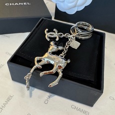 🔥CHANEL香奈儿梅花鹿🦌钥匙扣挂件 ~包包挂饰车钥匙挂件 经典双C标志,奢华与趣味并存。随身挂包/钥匙,解锁好运与财 🔥CHANEL香奈儿梅花鹿🦌钥匙扣挂件 ~包包挂饰车钥匙挂件 经典双C标志,奢华与趣味并存。随身挂包/钥匙,解锁好运与财