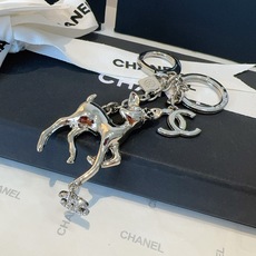 🔥CHANEL香奈儿梅花鹿🦌钥匙扣挂件 ~包包挂饰车钥匙挂件 经典双C标志,奢华与趣味并存。随身挂包/钥匙,解锁好运与财 🔥CHANEL香奈儿梅花鹿🦌钥匙扣挂件 ~包包挂饰车钥匙挂件 经典双C标志,奢华与趣味并存。随身挂包/钥匙,解锁好运与财