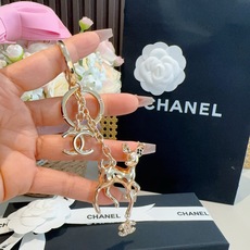 🔥CHANEL香奈儿梅花鹿🦌钥匙扣挂件 ~包包挂饰车钥匙挂件 经典双C标志,奢华与趣味并存。随身挂包/钥匙,解锁好运与财 🔥CHANEL香奈儿梅花鹿🦌钥匙扣挂件 ~包包挂饰车钥匙挂件 经典双C标志,奢华与趣味并存。随身挂包/钥匙,解锁好运与财