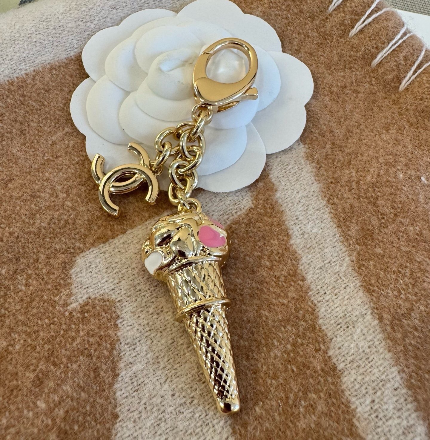 🔥CHANEL香奈儿冰淇淋🍦钥匙扣挂件 ~包包挂饰车钥匙挂件 精巧珐琅搭配双C标志，奢华与趣味并存。随身挂包/钥匙，解锁