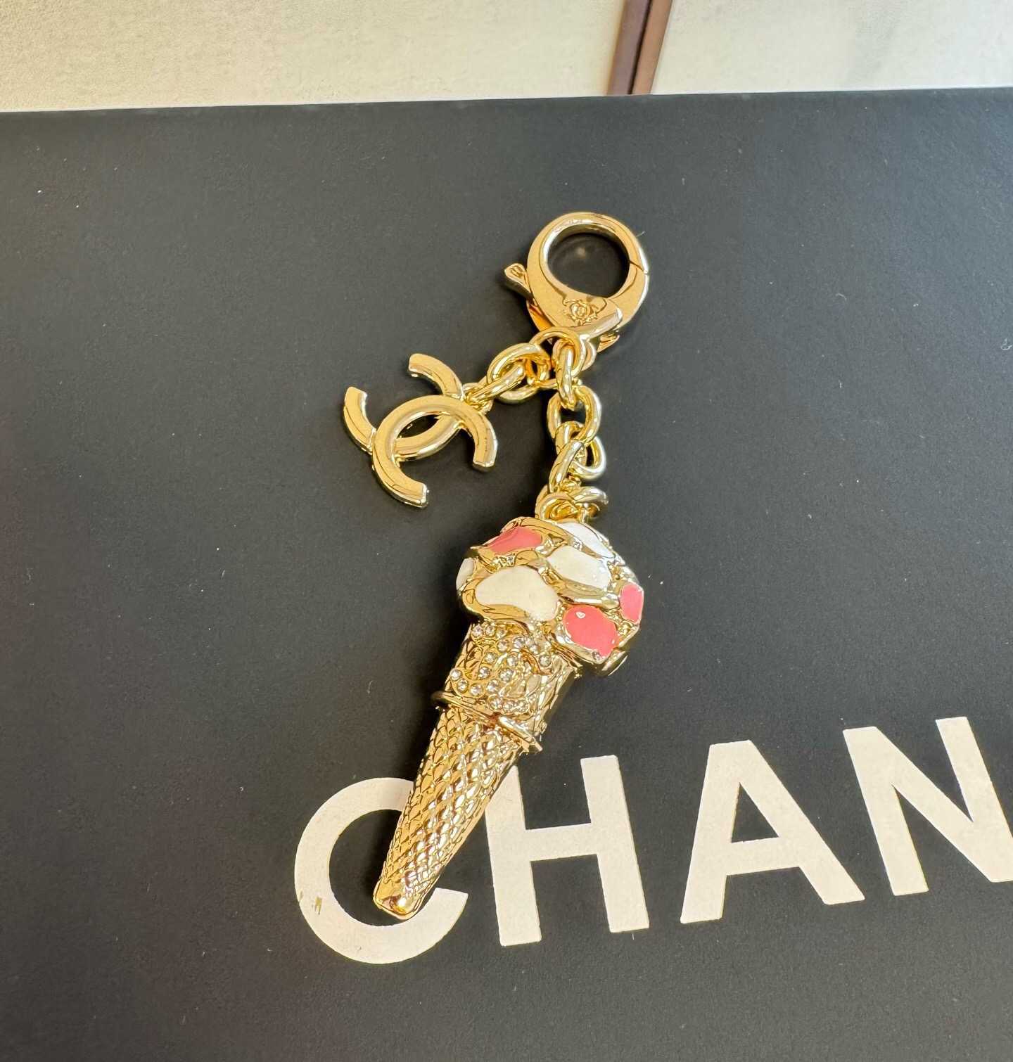 🔥CHANEL香奈儿冰淇淋🍦钥匙扣挂件 ~包包挂饰车钥匙挂件 精巧珐琅搭配双C标志，奢华与趣味并存。随身挂包/钥匙，解锁