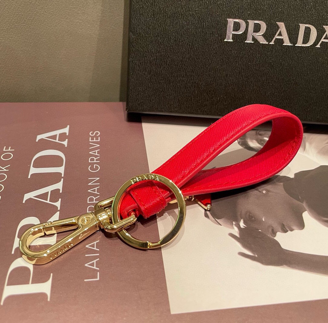 🔥普拉达 Prada 钥匙扣官网款，三角牌吊坠皮圈钥匙扣，车钥匙挂件包包配饰，顶级进口Pu材质➕抛光钢配件 原版logo