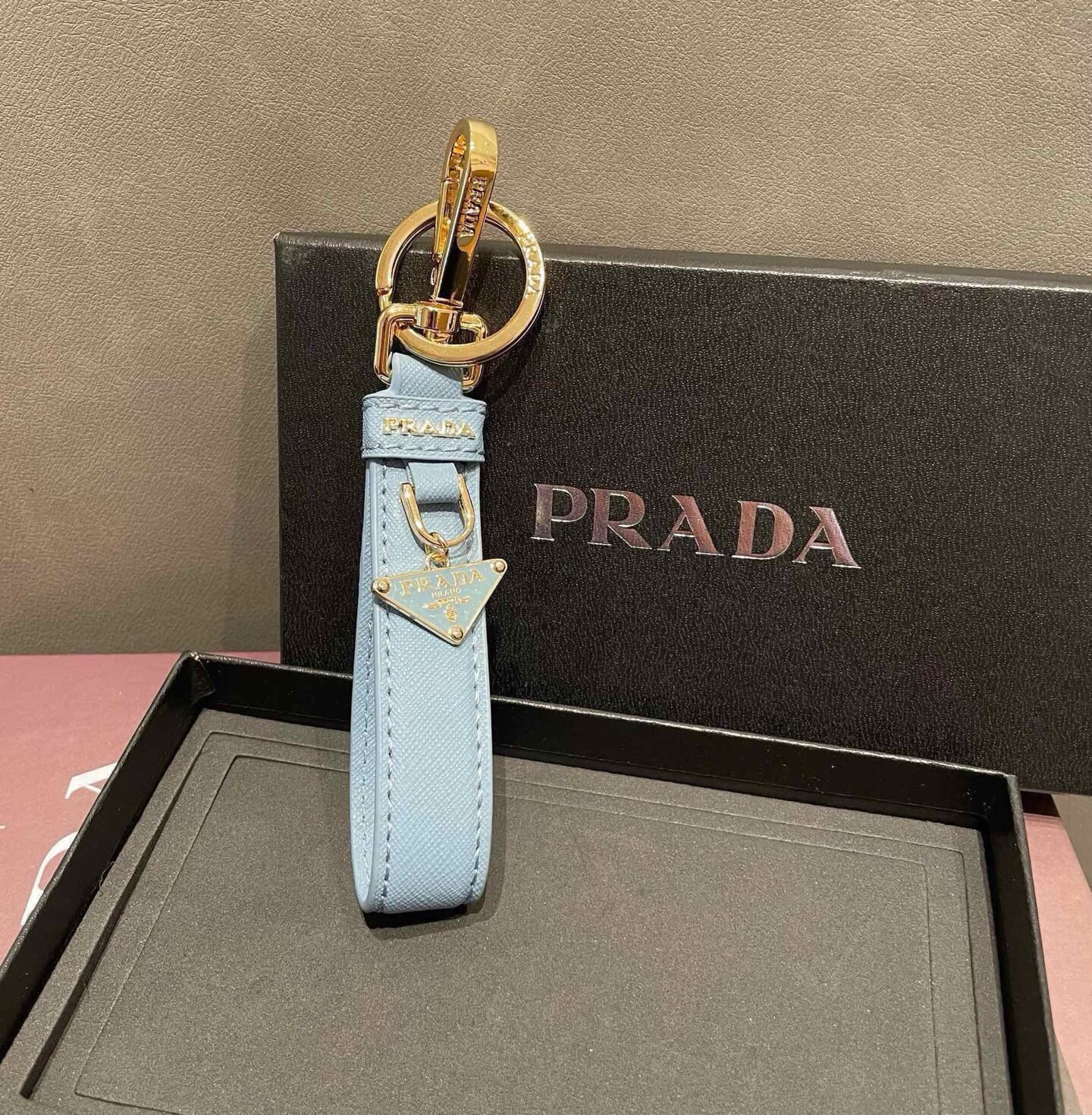 🔥普拉达 Prada 钥匙扣官网款，三角牌吊坠皮圈钥匙扣，车钥匙挂件包包配饰，顶级进口Pu材质➕抛光钢配件 原版logo