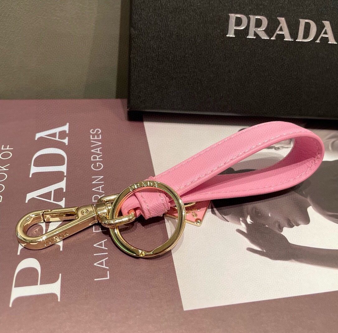 🔥普拉达 Prada 钥匙扣官网款，三角牌吊坠皮圈钥匙扣，车钥匙挂件包包配饰，顶级进口Pu材质➕抛光钢配件 原版logo
