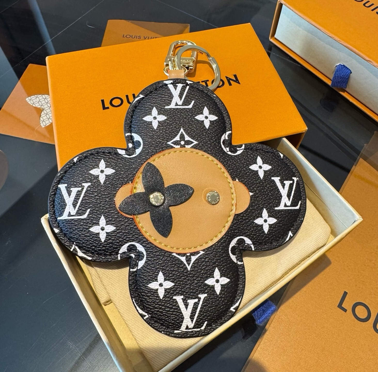LV钥匙扣Vivienne挂饰 大号 太阳花 包包挂件