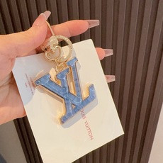 🔥LV 钥匙扣 包包挂件配饰Gloss 钥匙扣将有机玻璃 LV 字母镶嵌金属之中,其上点缀 Nanogram 图案,以明 🔥LV 钥匙扣 包包挂件配饰Gloss 钥匙扣将有机玻璃 LV 字母镶嵌金属之中,其上点缀 Nanogram 图案,以明