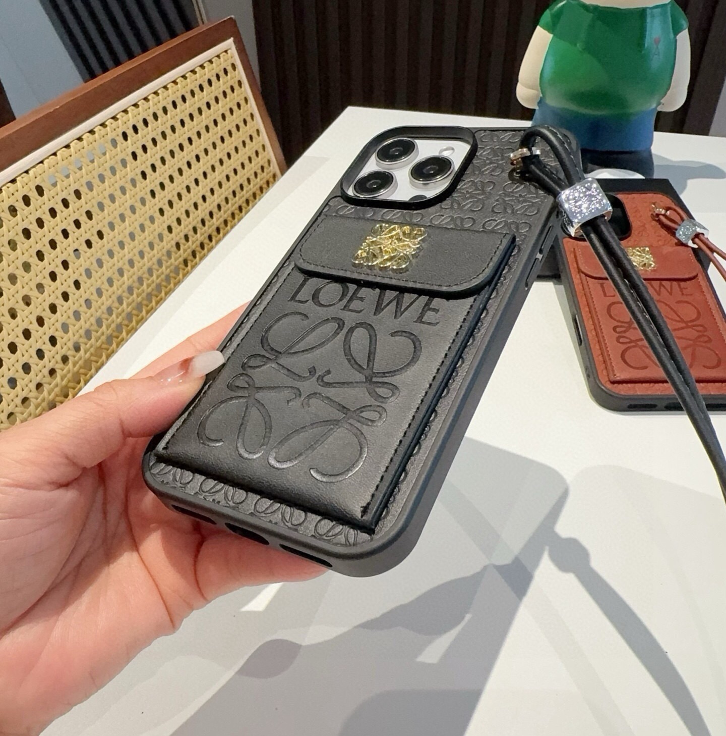 💕罗意威.Loewe翻盖插卡手机壳 短款手腕绳  插卡手机壳 型号：为了不出现报错型号，请打开本机查看手机设置显示的型号