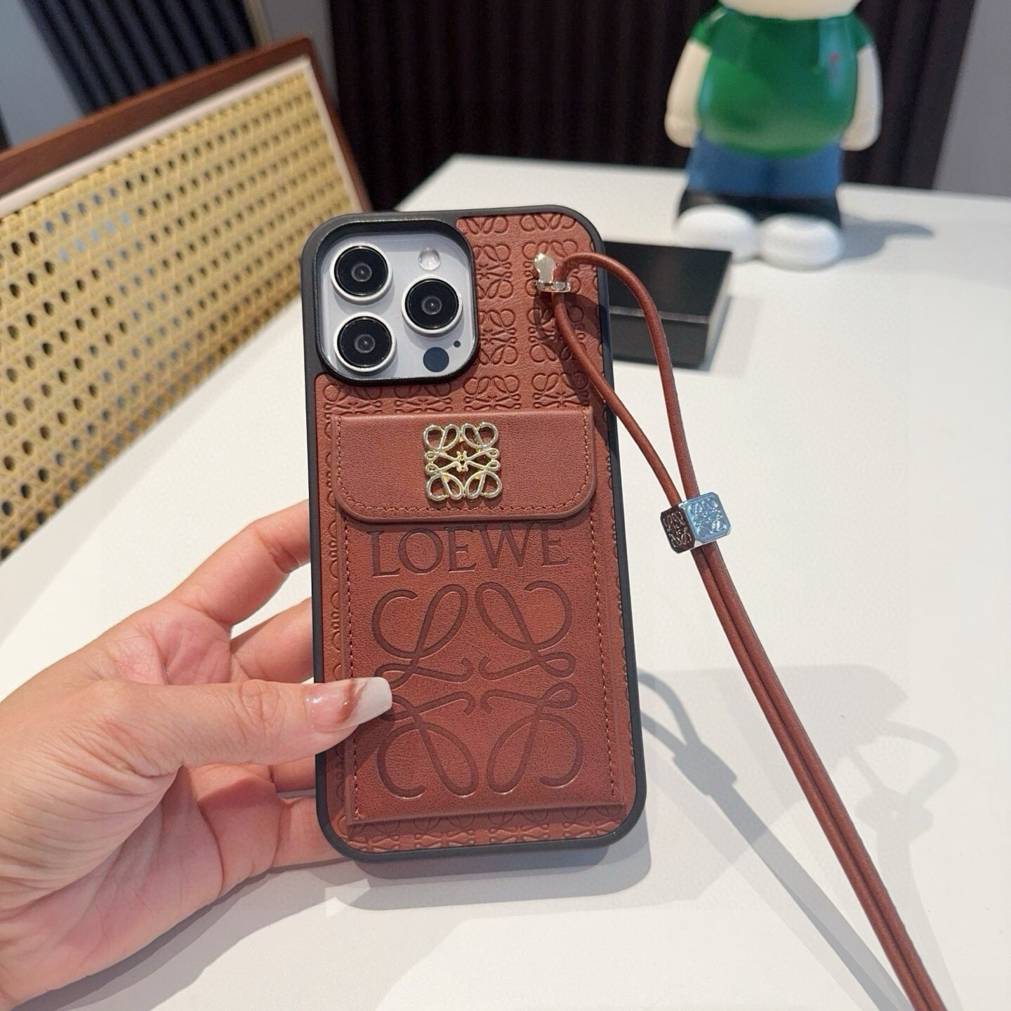 💕罗意威.Loewe翻盖插卡手机壳 短款手腕绳  插卡手机壳 型号：为了不出现报错型号，请打开本机查看手机设置显示的型号