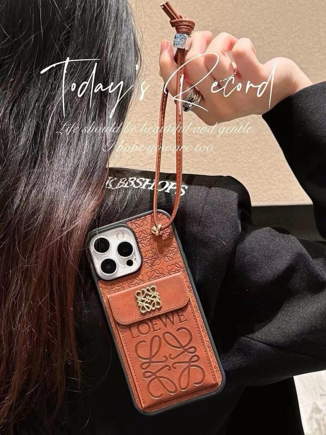 💕罗意威.Loewe翻盖插卡手机壳 短款手腕绳  插卡手机壳 型号：为了不出现报错型号，请打开本机查看手机设置显示的型号
