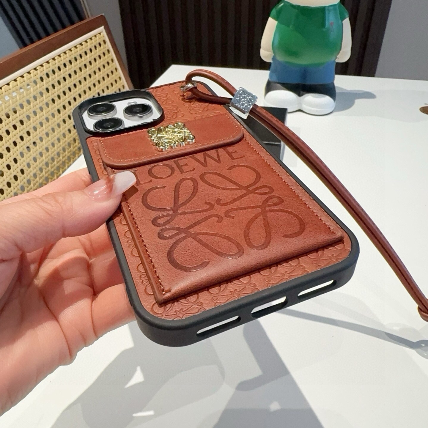 💕罗意威.Loewe翻盖插卡手机壳 短款手腕绳  插卡手机壳 型号：为了不出现报错型号，请打开本机查看手机设置显示的型号
