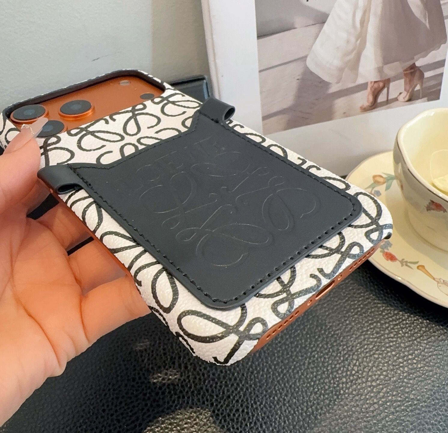 ✨新款上架✨ 🌟Loewe罗意威斜挎卡包手机壳🤎🖤🤍 型号：为了不出现报错型号，请打开本机查看手机设置显示的型号⚠️⚠️