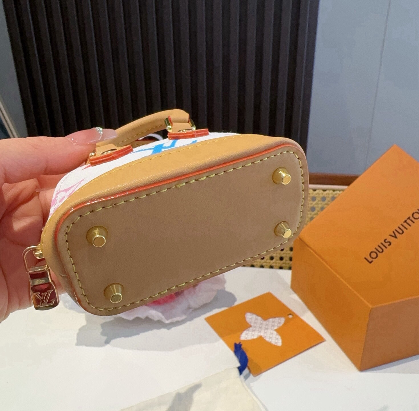 ❗爆款🔥路易威登LOUIS VUITTON 新款 老花&白三彩mini包包贝壳包  LV包包挂饰，钥匙扣，零钱包，耳机包