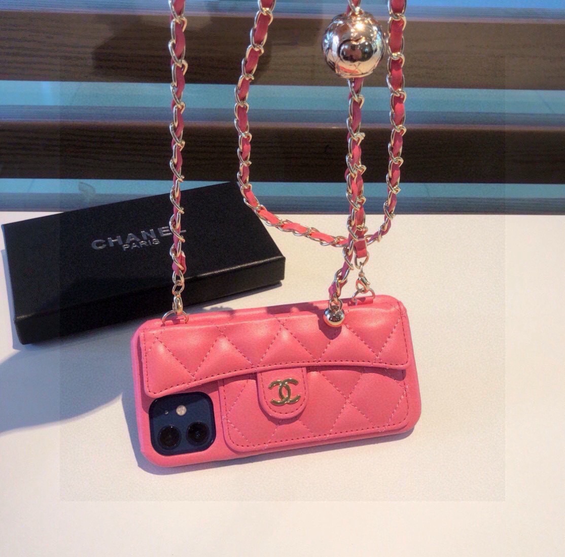 💃CHANEL💠香奈儿火爆时尚圈的手机壳 专柜同款⛓链条小金球可调节链条长度 型号：为了不出现报错型号，请打开本机查看手