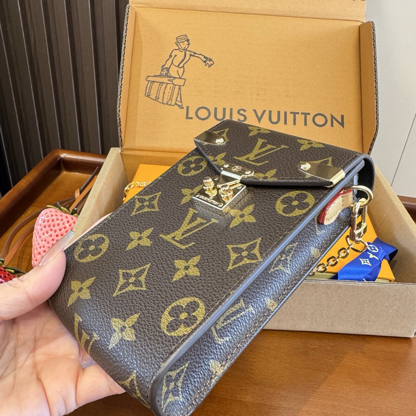 🔥LV斜挎手机包链条⛓️mini包包    Louis Vuitton 路易威登FOLD ME 斜挎包☀️此款Fold 