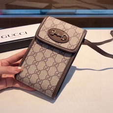 🔥 Gucci马衔扣通用手机包 生活出门不需要带现金的时代,这个包完全可以满足你日常使用 内含卡片槽位,翻盖设计,简单方 🔥 Gucci马衔扣通用手机包 生活出门不需要带现金的时代,这个包完全可以满足你日常使用 内含卡片槽位,翻盖设计,简单方