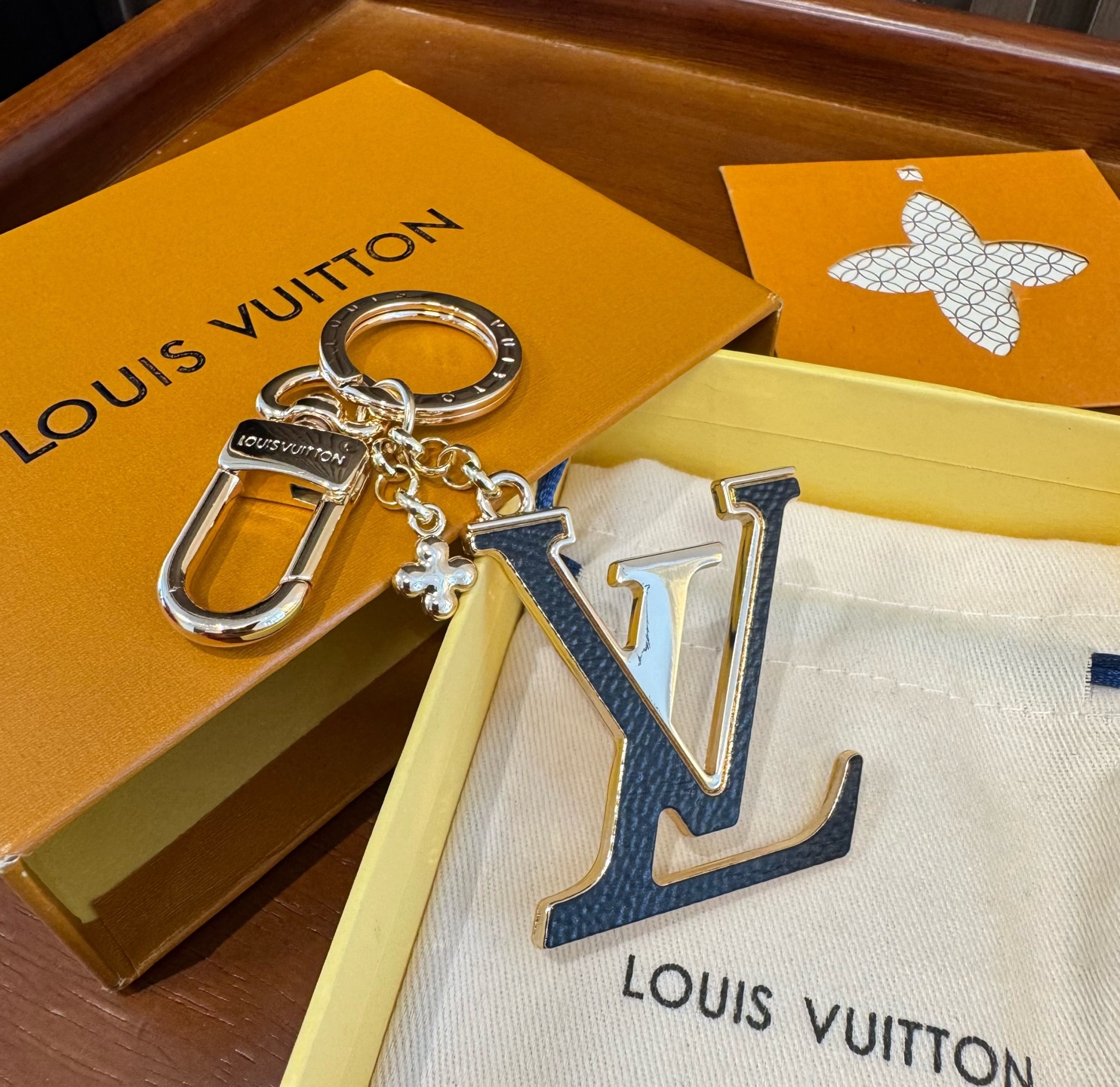🔥LV钥匙扣包包挂饰 LV X TM LV ICONIC SUPERFLAT 钥匙扣 钥匙扣聚焦 LV Hands 标识 🔥LV钥匙扣包包挂饰 LV X TM LV ICONIC SUPERFLAT 钥匙扣 钥匙扣聚焦 LV Hands 标识