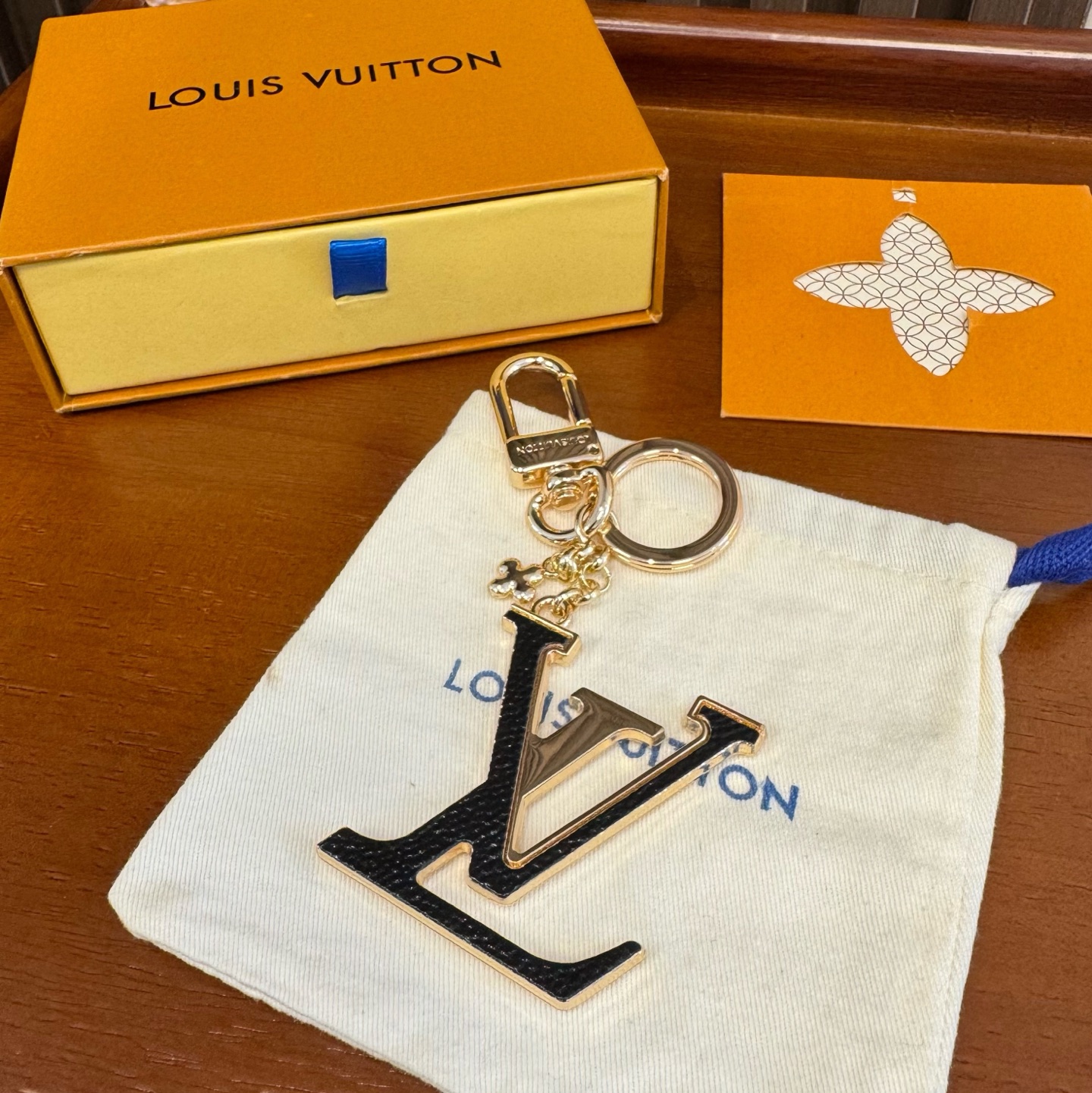 🔥LV钥匙扣包包挂饰 LV X TM LV ICONIC SUPERFLAT 钥匙扣 钥匙扣聚焦 LV Hands 标识 🔥LV钥匙扣包包挂饰 LV X TM LV ICONIC SUPERFLAT 钥匙扣 钥匙扣聚焦 LV Hands 标识