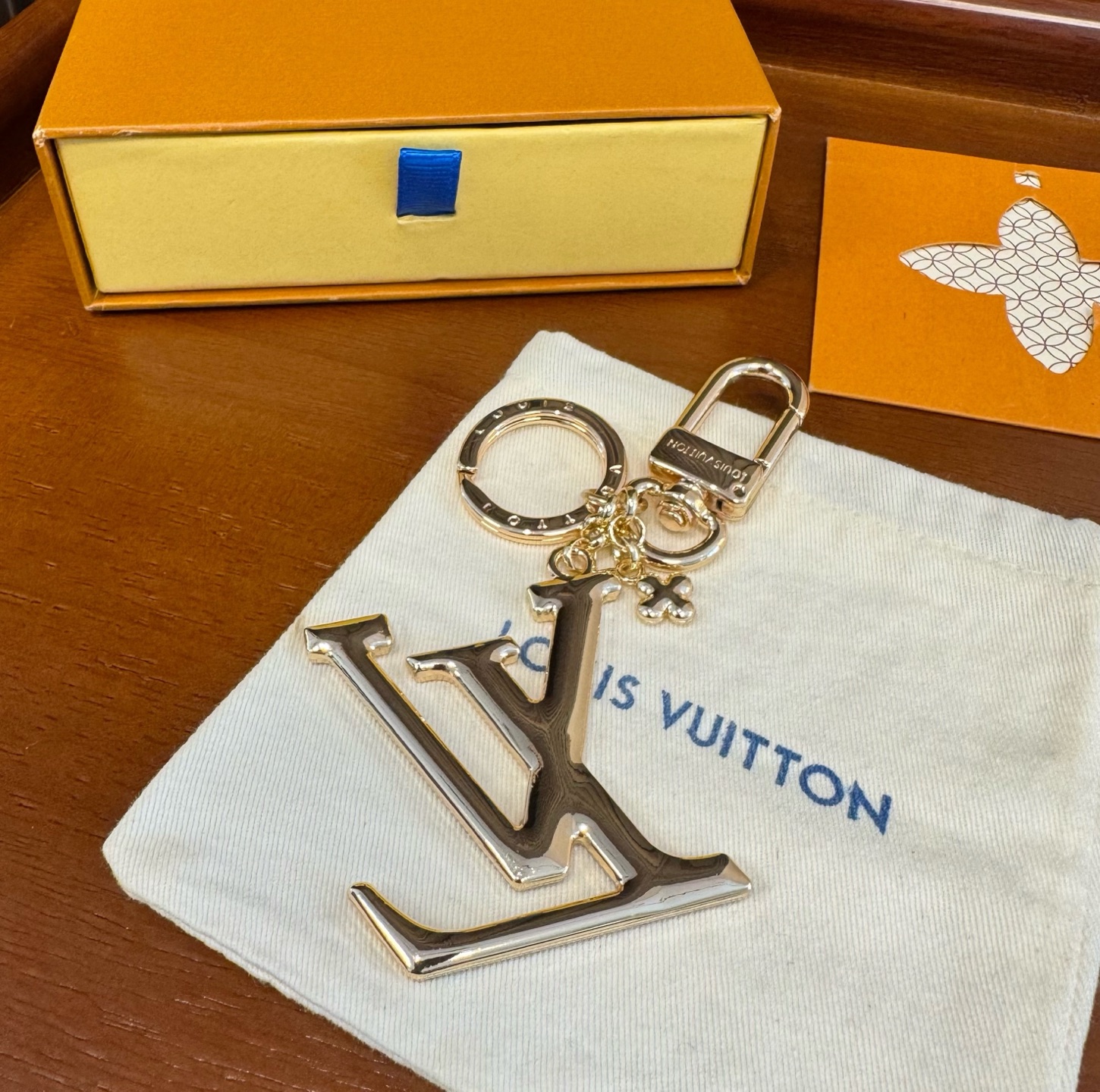 🔥LV钥匙扣包包挂饰 LV X TM LV ICONIC SUPERFLAT 钥匙扣 钥匙扣聚焦 LV Hands 标识 🔥LV钥匙扣包包挂饰 LV X TM LV ICONIC SUPERFLAT 钥匙扣 钥匙扣聚焦 LV Hands 标识