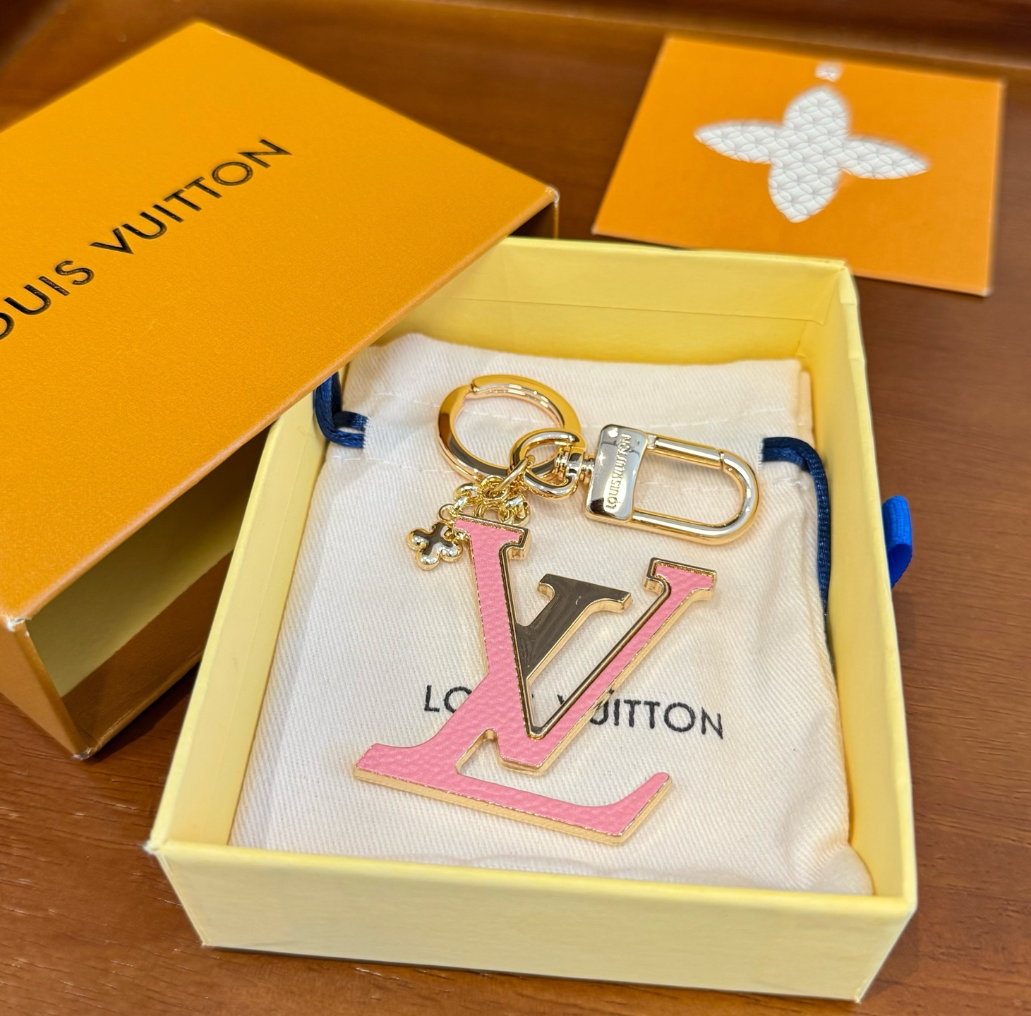 🔥LV钥匙扣包包挂饰 LV X TM LV ICONIC SUPERFLAT 钥匙扣 钥匙扣聚焦 LV Hands 标识 🔥LV钥匙扣包包挂饰 LV X TM LV ICONIC SUPERFLAT 钥匙扣 钥匙扣聚焦 LV Hands 标识