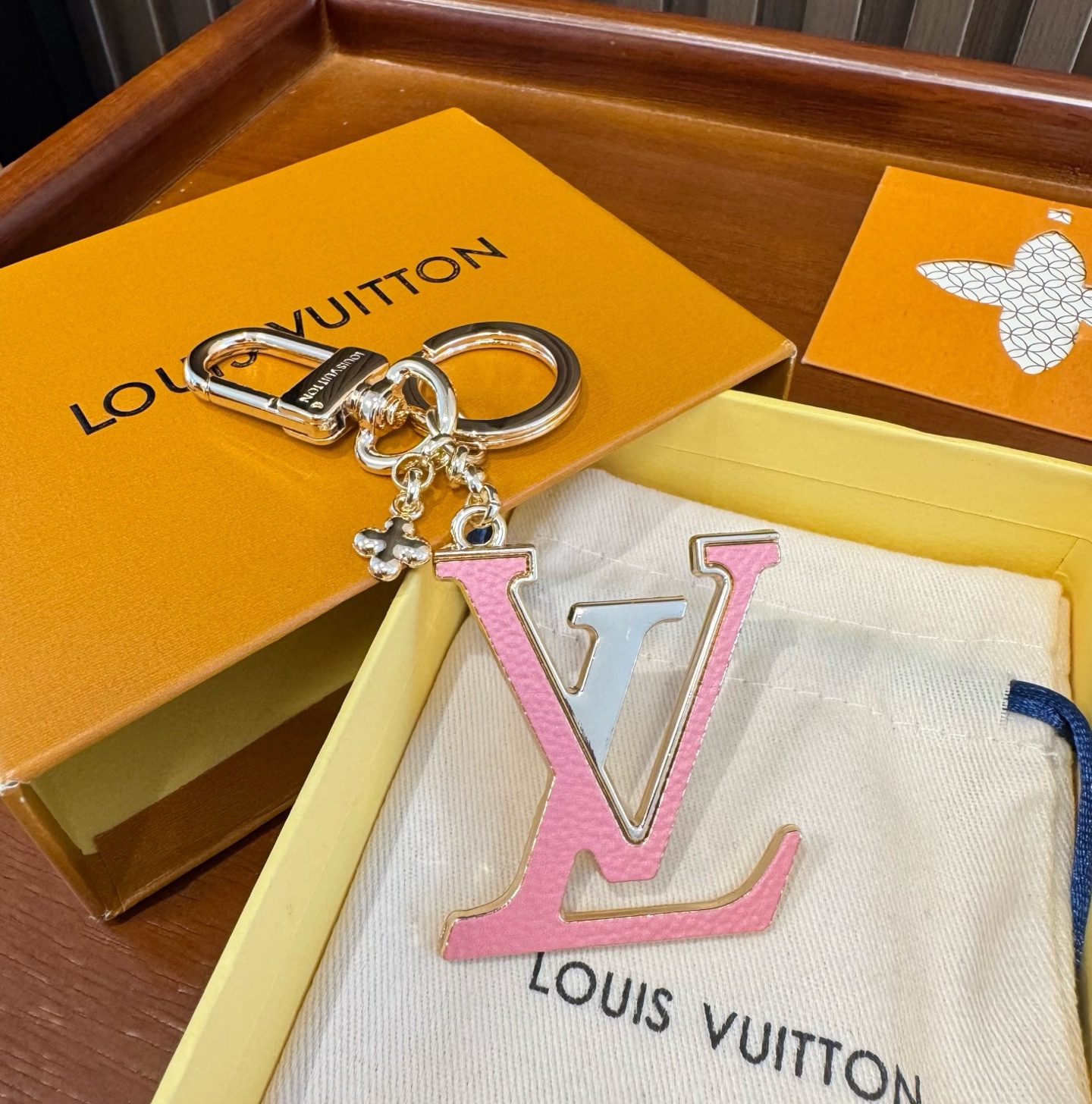 🔥LV钥匙扣包包挂饰 LV X TM LV ICONIC SUPERFLAT 钥匙扣 钥匙扣聚焦 LV Hands 标识 🔥LV钥匙扣包包挂饰 LV X TM LV ICONIC SUPERFLAT 钥匙扣 钥匙扣聚焦 LV Hands 标识
