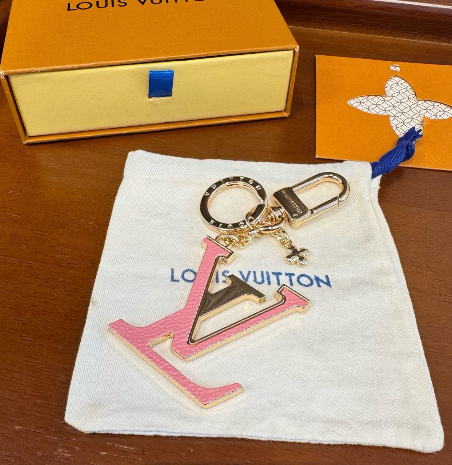 🔥LV钥匙扣包包挂饰 LV X TM LV ICONIC SUPERFLAT 钥匙扣 钥匙扣聚焦 LV Hands 标识 🔥LV钥匙扣包包挂饰 LV X TM LV ICONIC SUPERFLAT 钥匙扣 钥匙扣聚焦 LV Hands 标识